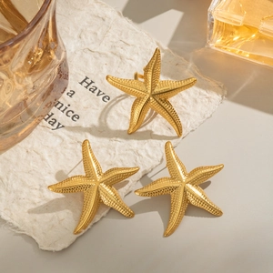 Eleganti orecchini a lobo a forma di stella marina dorata e set di accessori chic