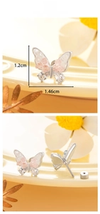 Gros plan d'une boucle d'oreille papillon en résine rose avec fermoir à vis