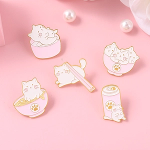Lot de 5 broches chat en émail rose et blanc dans diverses poses sur fond décoratif