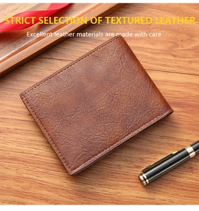 Gros plan d'un portefeuille homme en cuir marron avec stylo plume sur plateau bois