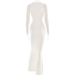 Détails froncés et ourlet sirène de cette robe longue blanche à coupe ajustée