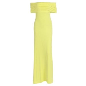 Détail de l'encolure plissée à épaules dénudées sur une robe longue jaune