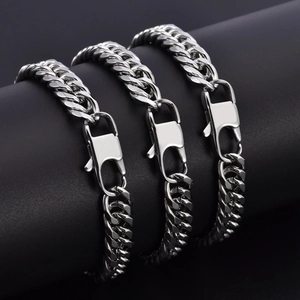Bracciali a catena cubana da uomo in acciaio inossidabile su espositore nero opaco