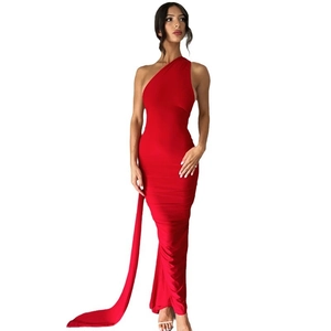 Robe longue rouge élégante à une épaule avec ceinture latérale et coupe moulante