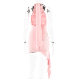 Rückansicht eines rosa Neckholder-Kleides mit rückenfreiem Design und asymmetrischem Saum