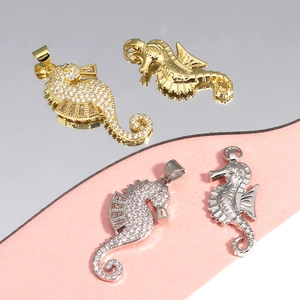 Vue détaillée de pendentifs hippocampe en or et argent avec zircons et fini poli