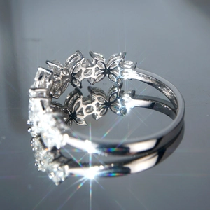 Bague trèfle étincelante en zircon argenté avec grappe de pierres élégante