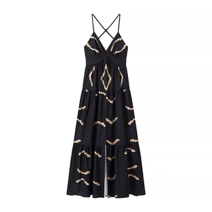 Abito lungo etnico nero con scollo a V, stampe geometriche beige e spalline sottili