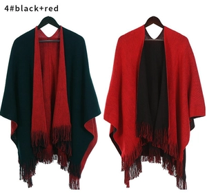 Dettaglio dello scialle in maglia double-face nero e rosso con lunghe frange rifinite