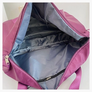 Draufsicht auf violette Oxford-Reisetasche mit grauem Futter und innerem Reißverschluss