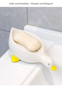 Vue détaillée d'un porte-savon en céramique en forme de canard mignon avec trou.