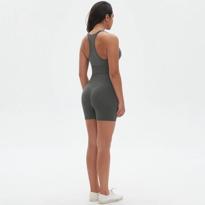 Dettaglio del reggiseno sportivo grigio scuro con dorso a vogatore e pantaloncini