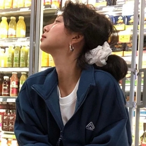 Veste de sport zippée bleu marine avec chouchou en dentelle blanche à fleurs superposé