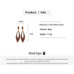 Infographic showing alloy teardrop earrings with dimensions 1.8cm x 7cm and 11.9g weight