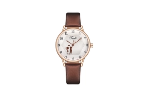 Gros plan d'une montre Tadi avec silhouettes de cœur sur cadran blanc géométrique