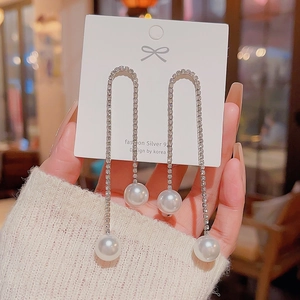 Detail of long tassel pearl earrings with S925 silver needles and sparkling rhinestones