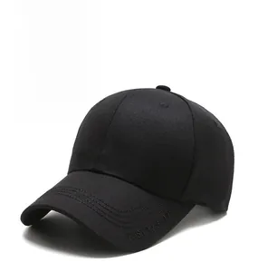 Dettaglio del cappellino da baseball nero con ricamo 3D Sport e trama in cotone