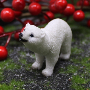 Miniature d'ours polaire en résine pour micro-paysage avec texture détaillée