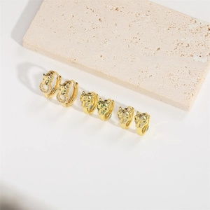 Trois paires de boucles d'oreilles tête de léopard dorées avec yeux verts et zircon