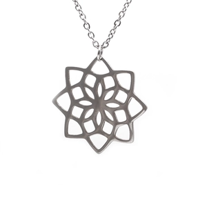 Collier avec pendentif mandala lotus en acier inoxydable argenté et design étoile creuse