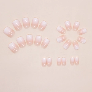 Faux ongles dégradés rose nude style baby boomer avec finition brillante et élégante