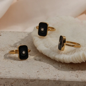 Bagues chic en acier doré 18K avec émail noir de forme carrée et un petit cristal brillant