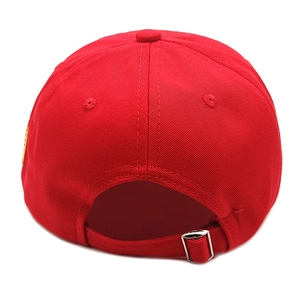 Vue arrière de la casquette de baseball rouge en coton avec boucle en métal réglable