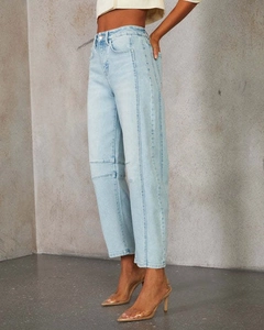 Vista laterale di jeans da donna azzurro a vita alta a gamba dritta con lavaggio