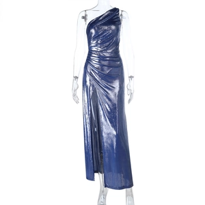 Nahaufnahme des blauen Metallic-Maxikleids mit Schlitz und Taillenfalten