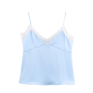 Top caraco en satin bleu clair avec bordure en dentelle blanche et fines bretelles