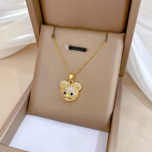 Collana con ciondolo a forma di orsetto dorato con cristalli scintillanti pavé
