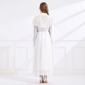 Robe plissée blanche élégante avec cape en dentelle de luxe et ceinture argentée vue de dos