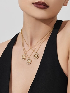 Collier doré à trois rangs avec pendentifs trèfles circulaires pavés de zircons brillants
