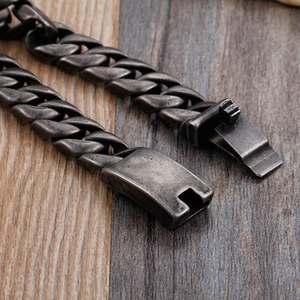 Makroaufnahme einer grauen Edelstahl-Panzerkette mit mechanischem Klappverschluss-Detail