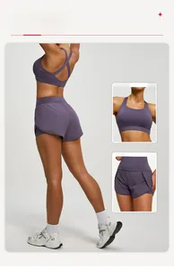 Détail du soutien-gorge de sport à dos croisé et short violet double couche à poches