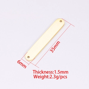 Macro van gouden rechthoekige DIY-connector met afmetingen 35x6mm en 1,5mm dikte