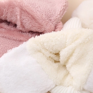 Bonnet tricoté pour enfants avec cache-oreilles en rose et beige et doublure en polaire douce