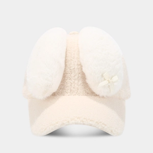 Vue détaillée du bonnet en peluche avec oreilles de lapin et nœud en ruban soyeux