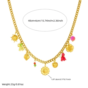 Collier doré multi-pendentifs avec tournesol, rose et fraise sur une chaîne à maillons