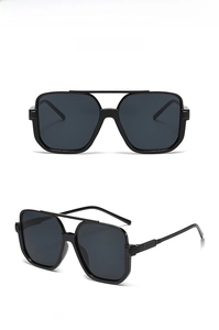 Frontal- und Seitenansicht der schwarzen Doppelsteg-Sonnenbrille mit dunklen Gläsern