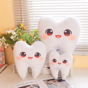 Trois peluches de dent blanches avec visages cartoon de différentes tailles pour décoration
