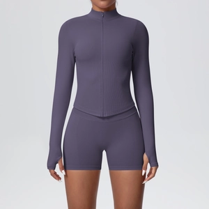 Ensemble de yoga violet deux pièces avec veste zippée à col montant et short côtelé taille haute