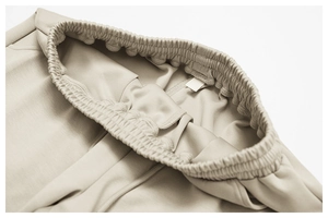 Details des elastischen hohen Bundes mit Innenetikett an beigen Loungewear-Hosen