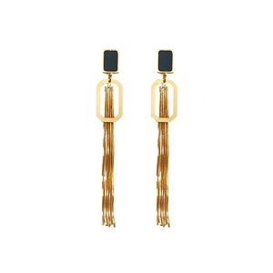 Boucles d'oreilles carrées plaquées or avec accents noirs et longues franges de métal