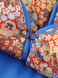 Veste style Y2K avec imprimé floral orange et détail de fermeture à crochet métal