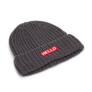 Bonnet en maille gris foncé avec écusson HELLO brodé et texture côtelée pour mode d'hiver
