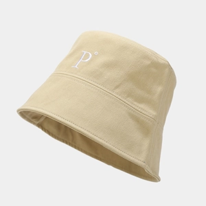 Détail du chapeau bob en sergé de coton avec broderie blanche de la lettre P sur le devant