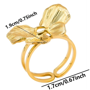 Vue détaillée de la bague feuille de ginkgo dorée montrant la largeur de 1,9 cm et l'anneau