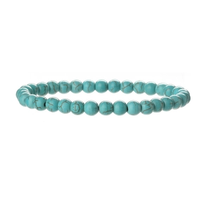 Détail d'un bracelet de perles de turquoise de 6mm avec texture marbrée brune et fil élastique