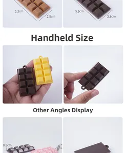 Détail d'un pendentif chocolat réaliste à 8 carrés avec dimensions de 5,3 cm de long